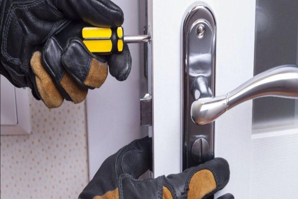 deblocari usi apartament bucuresti