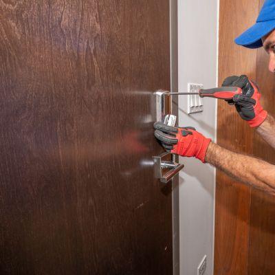 deblocari usi apartament bucuresti